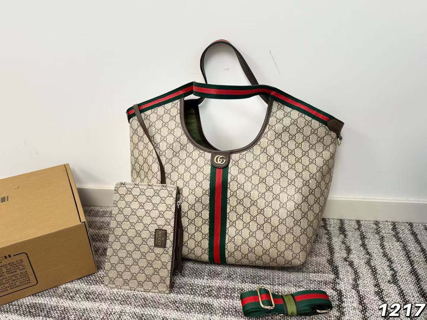 GUCCI 
NEW CAME GOOD QUALITY 
125 dhs🪙🌨️

Zain39
♥️♥️♥️