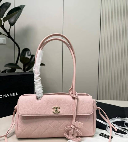 CHANEL
Shopping and Bowling Bags
Master quality
30cm 

with box
🎁🎁🎁

360 dhs✅

Zain95
♥️♥️♥️