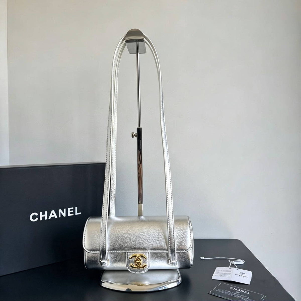 CHANEL

best quality 
with box

115 dhs🇦🇪🇦🇪🇦🇪

size20CM

Zain290
♥️♥️♥️