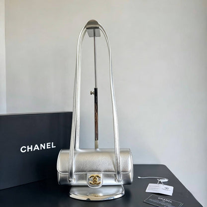 CHANEL

best quality 
with box

115 dhs🇦🇪🇦🇪🇦🇪

size20CM

Zain290
♥️♥️♥️