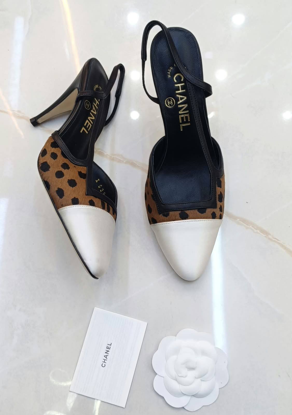 Chanel 
*High quality*❤️
*size: 36 to 42*❤️
410 dhs✅✅

Zain119
♥️♥️♥️