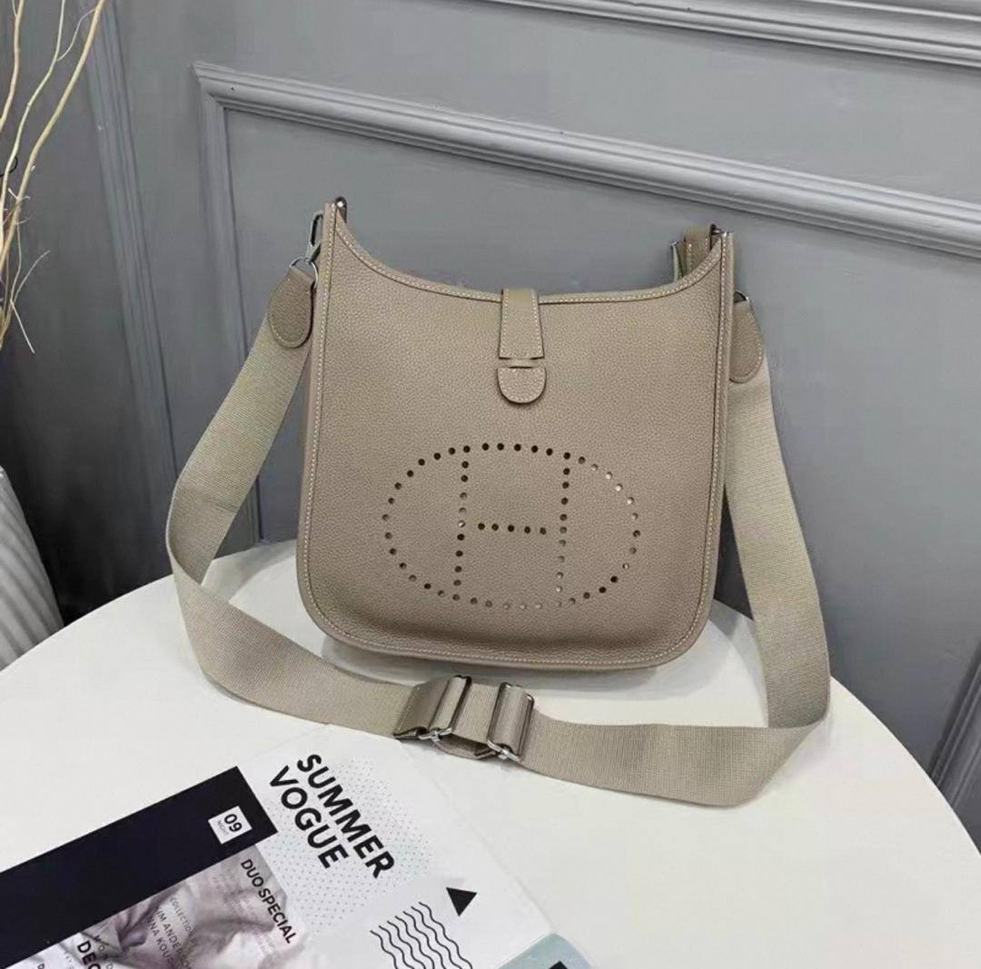 Hermes

90 dhs✅

with box
🎁🎁🎁

size 23cm

Zain26
♥️♥️♥️