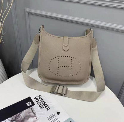Hermes

90 dhs✅

with box
🎁🎁🎁

size 23cm

Zain26
♥️♥️♥️