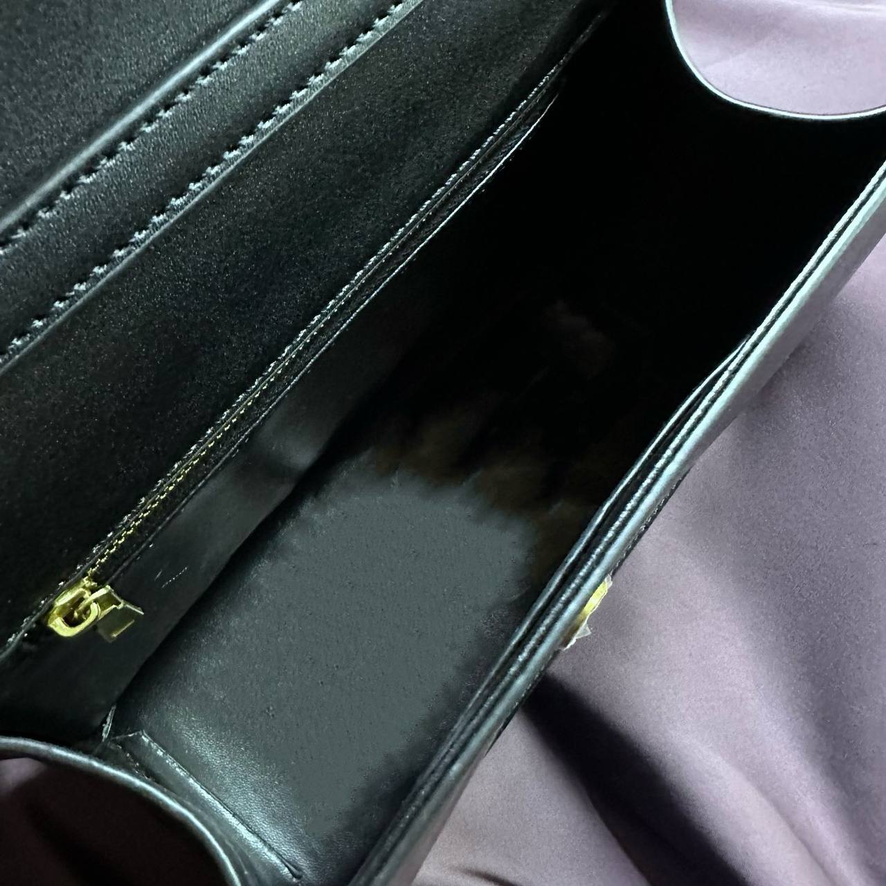 VALENTINO 
NEW CAME GOOD QUALITY
 WITH BOX 
🎁🎁🎁

100 dhs🪙💕

Zain39
♥️♥️♥️