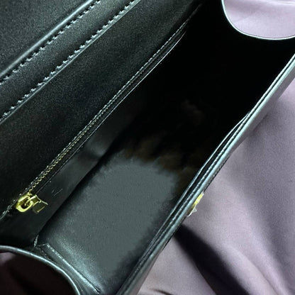 VALENTINO 
NEW CAME GOOD QUALITY
 WITH BOX 
🎁🎁🎁

100 dhs🪙💕

Zain39
♥️♥️♥️