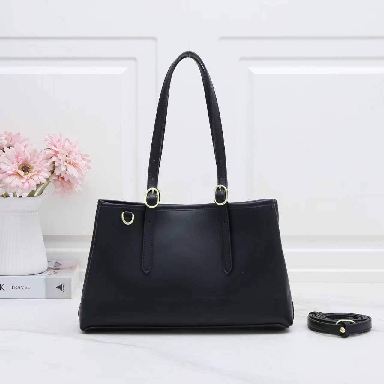 Gucci

High quality

Size：32cm

With box 

110 dhs🇦🇪🇦🇪
Zain50
♥️♥️♥️