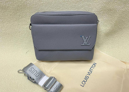 LV
85 dhs✅
size 23✘18✘6 cm

Zain42
♥️♥️♥️