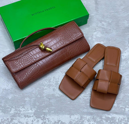 Bottega
Bag&shoes.   Set. 

150 dhs🗽
Size 36 to 41

Zain175
♥️♥️♥️