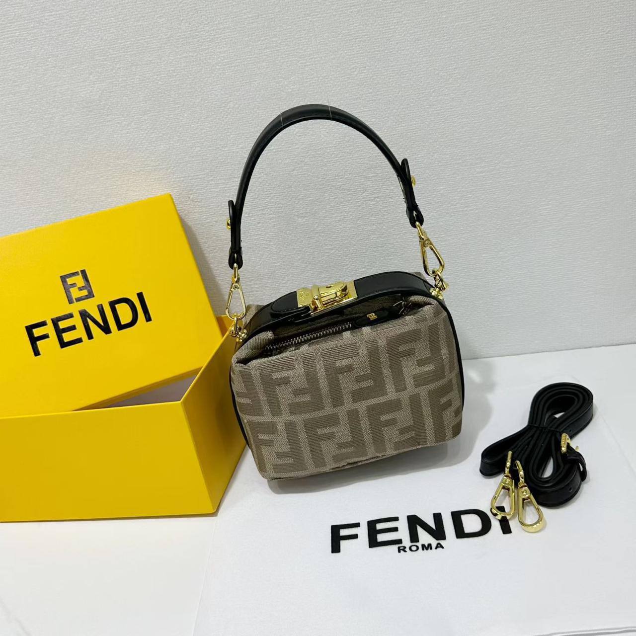 🌹Fendi Vintage 
1️⃣ First Quality +box🎁
Size : 16 * 11 cm
95 dhs💓
with box🎁

Zain115
♥️♥️♥️