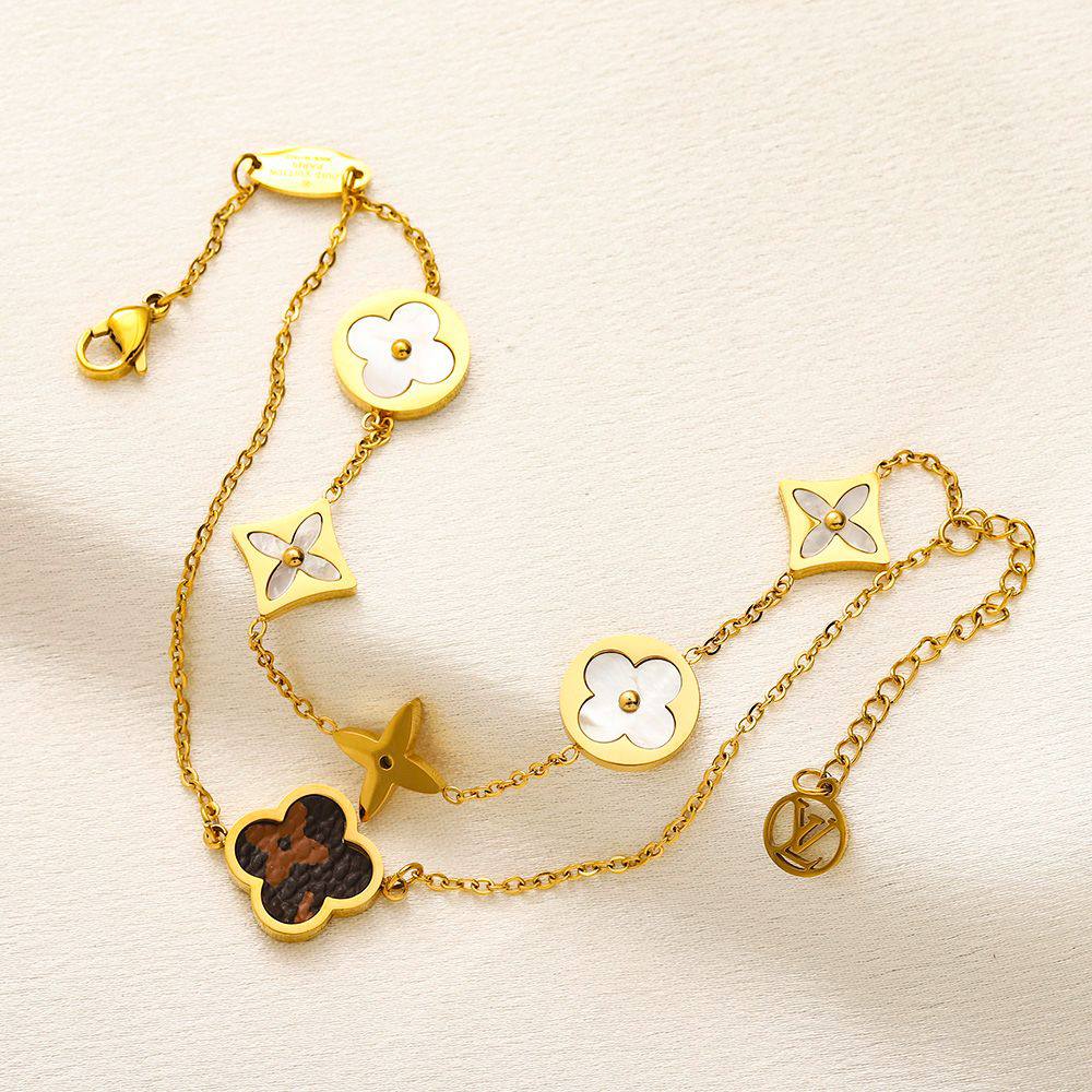 New stock 
Branded bracelet Stainless steel with 18k gold plated. 
40 dhs💓

Zain243
♥️♥️♥️