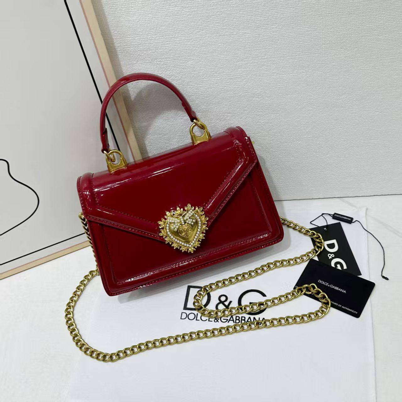 D&G
good quality 
with box 
🎁🎁🎁

100 dhs✅

Zain39
♥️♥️♥️