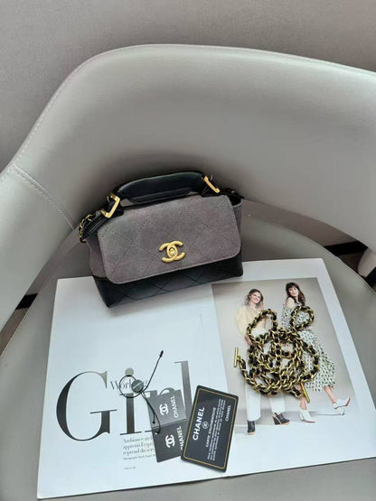 Chanel 
Best quality 

with box’s 
🎁🎁🎁

100 dhs✅

size 20 cm

Zain290
♥️♥️♥️