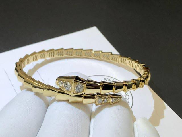 BVLGARI 
Bangle 🦋 
Master quality 💯
With normal boxes 🗃️ 
90 dhs✅

With master box 📦 
140 dhs✅

Zain216
♥️♥️♥️