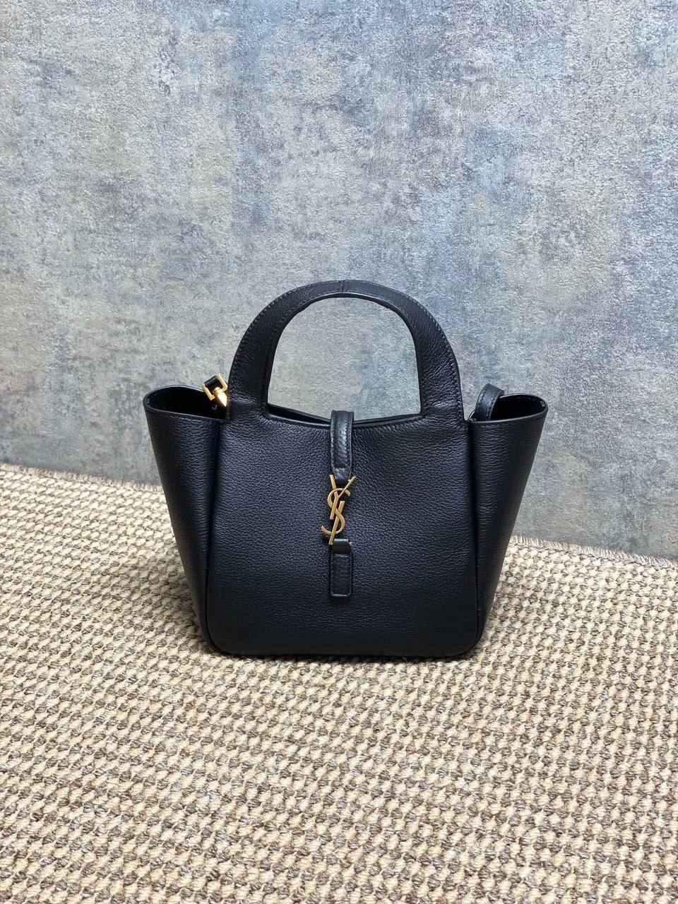 YSL Le 5 Á 
Baby Bea tote bag✅*
*Size 18 cm*
For Price 👇 WhatsApp✅
0568585901 
0507557372
0552275751 Owner Zain 👌

Zain274
♥️♥️♥️
