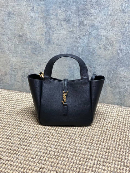 YSL Le 5 Á 
Baby Bea tote bag✅*
*Size 18 cm*
For Price 👇 WhatsApp✅
0568585901 
0507557372
0552275751 Owner Zain 👌

Zain274
♥️♥️♥️