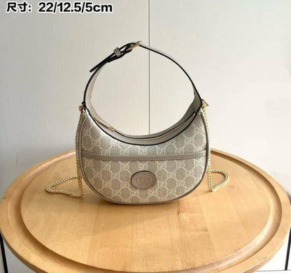 Gucci

95 dhs🪙🌨️

with box
🎁🎁🎁

size 22×5×12cm

Zain213
♥️♥️♥️