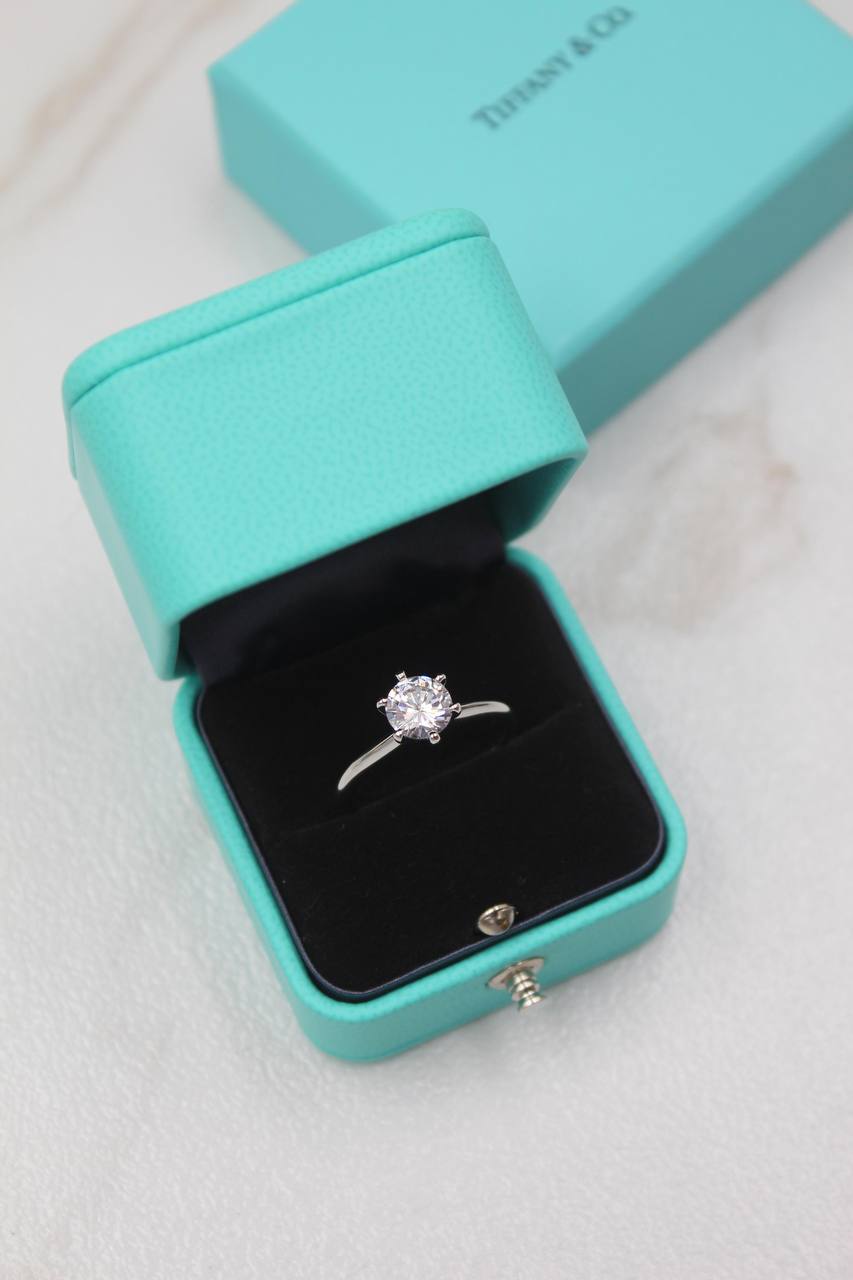 *Tiffany & Co.*♥️
* *New Collection*  
* The Tiffany®️ Setting
Engagement Ring in Platinum
🆕🎉🥳🎊🆕
↗️ *Super Master Quality ®️*
For Price 👇 WTSP Text Zain 0568585901

Zain106
♥️♥️♥️