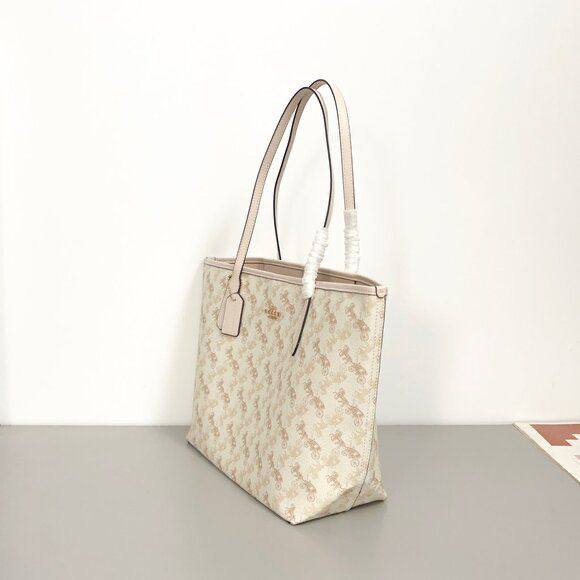 Coach

105 dhs✅

with box
🎁🎁🎁

Zain72
♥️♥️♥️
