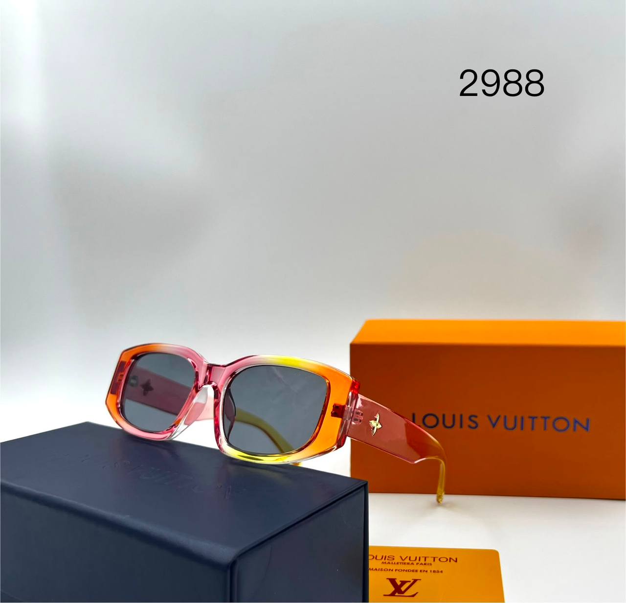 LV
Sunglasses 🕶️ 
good quality 💯
With master box 🗃️ 
50 dhs🇦🇪🇦🇪

Zain273
♥️♥️♥️