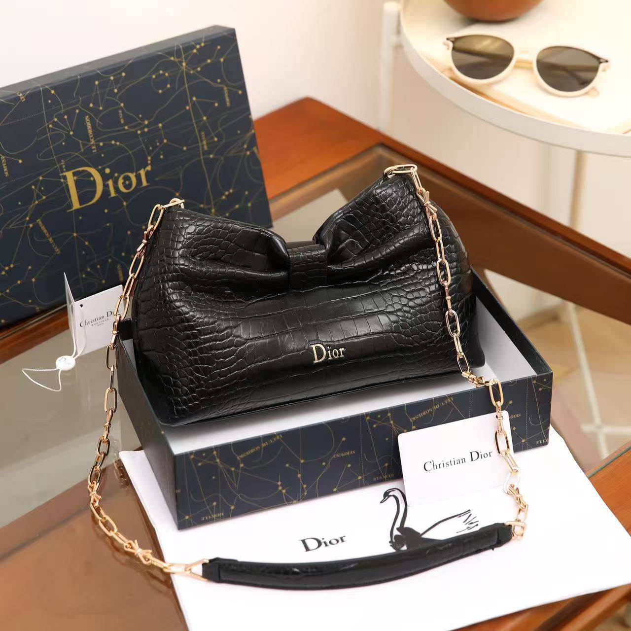 Dior
100 dhs✅
Best  quality
Size:28cm
with box

Zain74
♥️♥️♥️