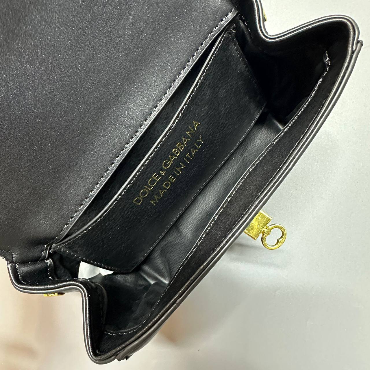 D&G
good quality 
with box
🎁🎁🎁

100 dhs✅

Zain39
♥️♥️♥️