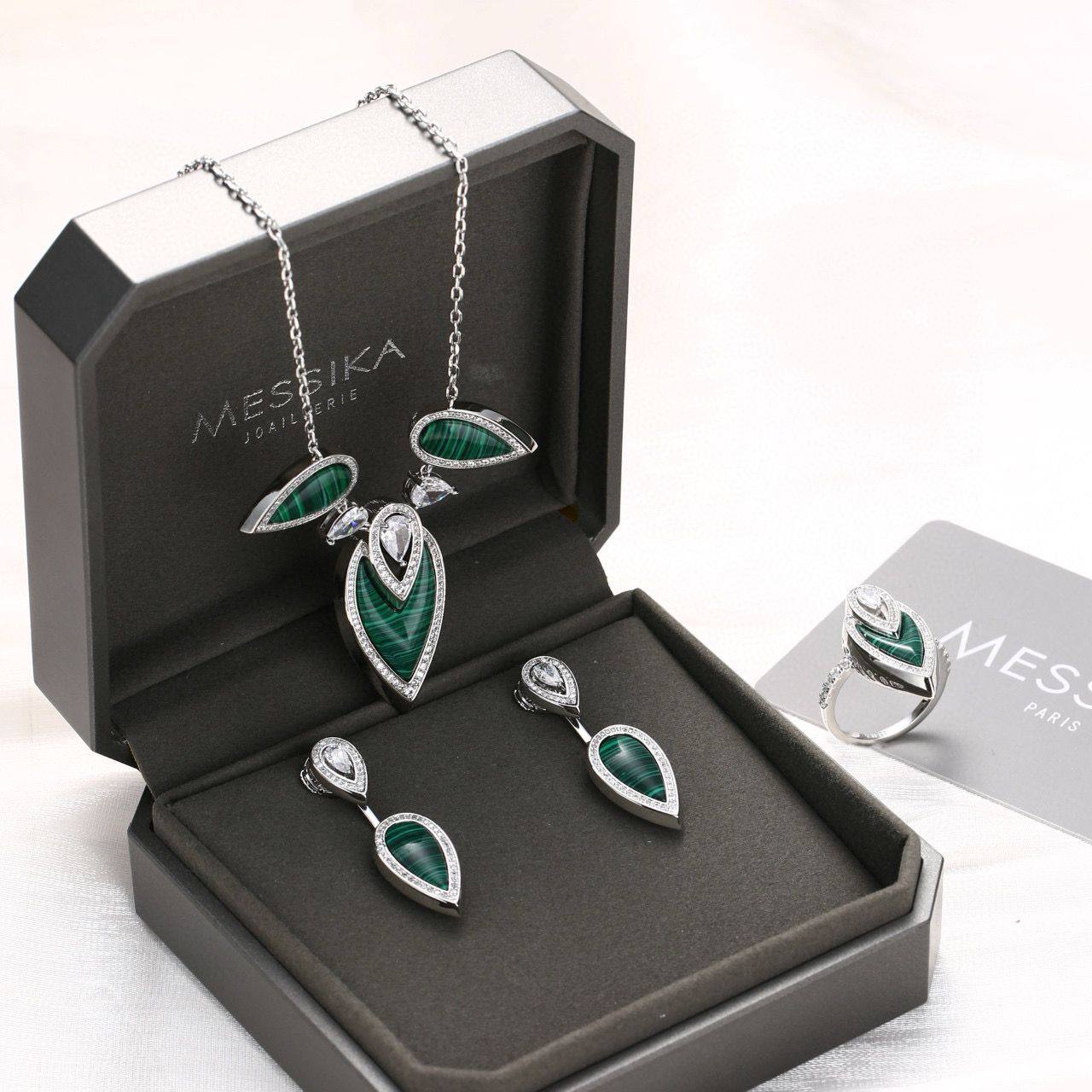 MESIKA SET 
Master Quality
NECKLACE
EARRING
RING
With normal box 
170 dhs🪙🌨️
With Master box 
230 dhs🪙🌨️

Zain89
♥️♥️♥️