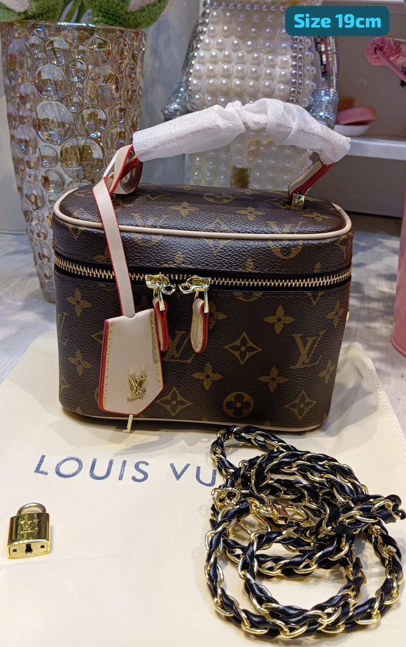 LV
Best quality

With box’s
🎁🎁🎁

95 dhs🪙🌨️
size 19cm

Zain158
♥️♥️♥️