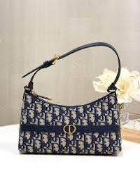 Dior
90 dhs✅ 

with box
🎁🎁🎁

Zain72
♥️♥️♥️