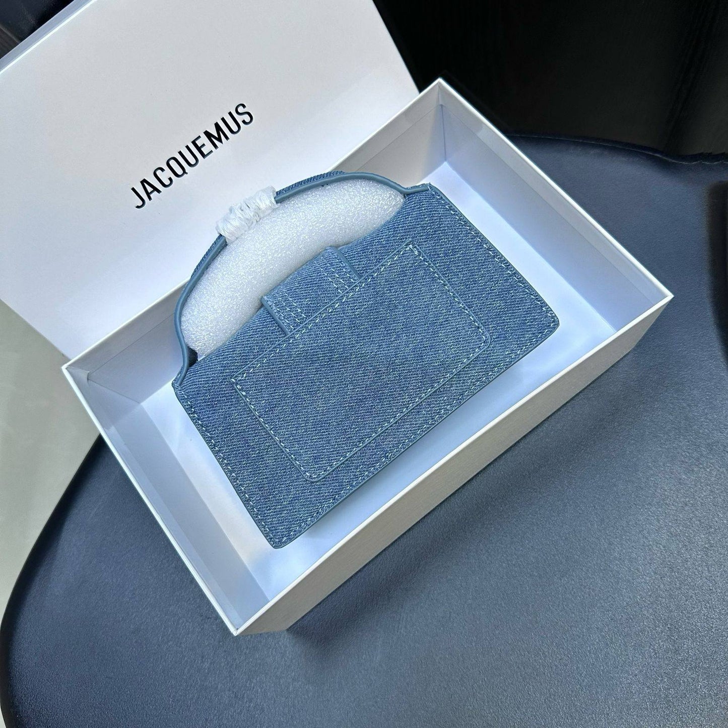 JACQUEMUS 
HIGH QUALITY SMALL SIZE NEW CAME 

WITH BOX 
🎁🎁🎁

100 dhs❣️
Size:16 cm

Zain39
♥️♥️♥️