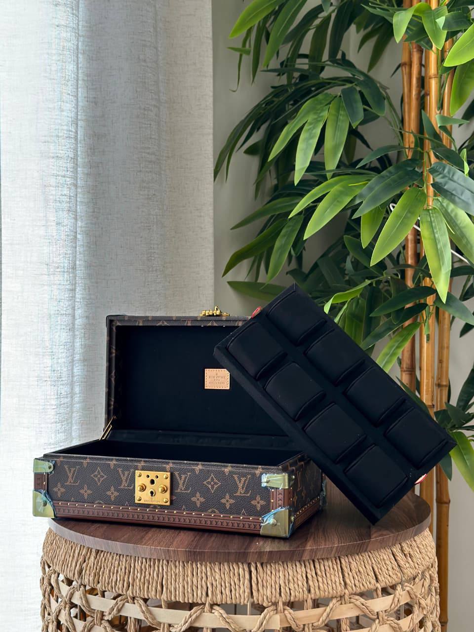 LOUIS VUITTON 
*❗️WATCH BOX❗*
*SUPER MASTER QUALITY ❗*
950 dhs✅
*WITH  PAPERBAG❗*

Zain267
♥️♥️♥️