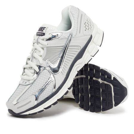 NIKE Zoom Vomero 5 "Metallic Silver"🪙🤍
36-45 AVAILABLE 🤩
180 dhs✅

Zain242
♥️♥️♥️