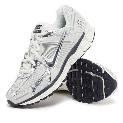NIKE Zoom Vomero 5 "Metallic Silver"🪙🤍
36-45 AVAILABLE 🤩
180 dhs✅

Zain242
♥️♥️♥️