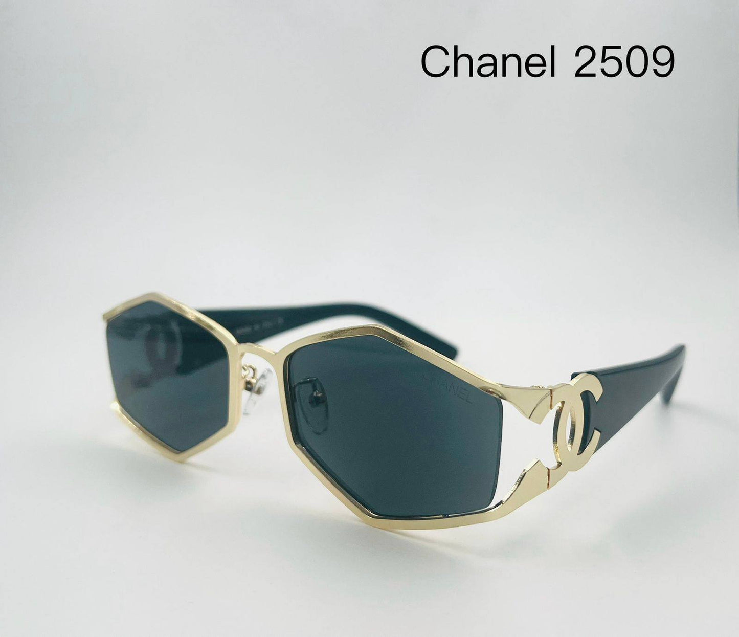 Chanel💥
Sunglasses 🕶️ 
good quality 💯
With master box 🗃️ 
50 dhs🌺

Zain273
♥️♥️♥️