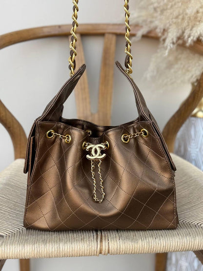 CHANEL

22cm
360 dhs✅

25cm
380 dhs✅

33cm
400 dhs✅

Top quality 
With box🎁

Zain167
♥️♥️♥️