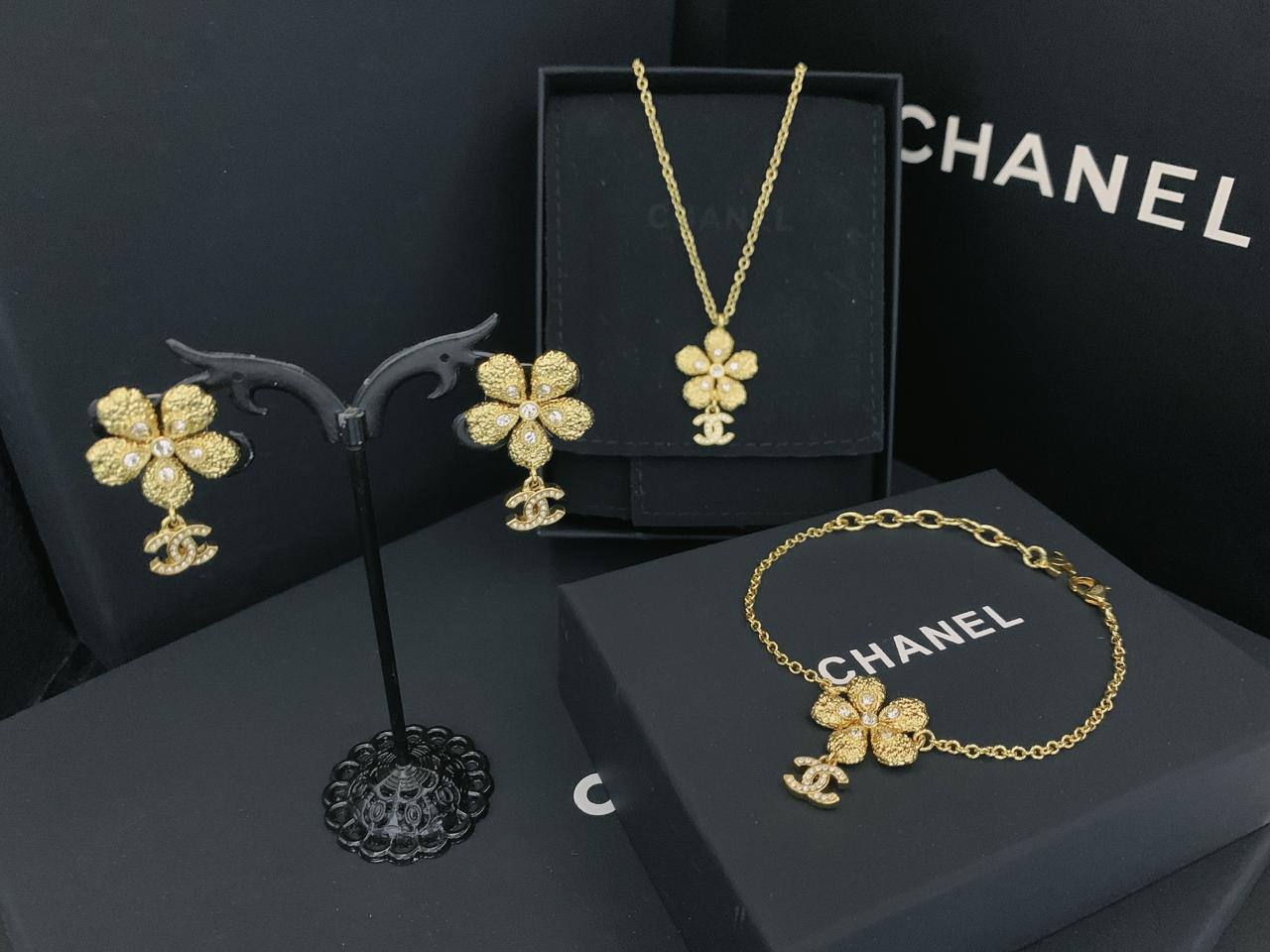 CHANEL SET
MASTER
✨💫
140 DHS🗽

WITH  GOOD BOX AND PAPER BAG 🎁
WITH MASTER BOX AND PAPER BAG 
🎁🎁🎁

220 dhs🗽

Zain89
♥️♥️♥️