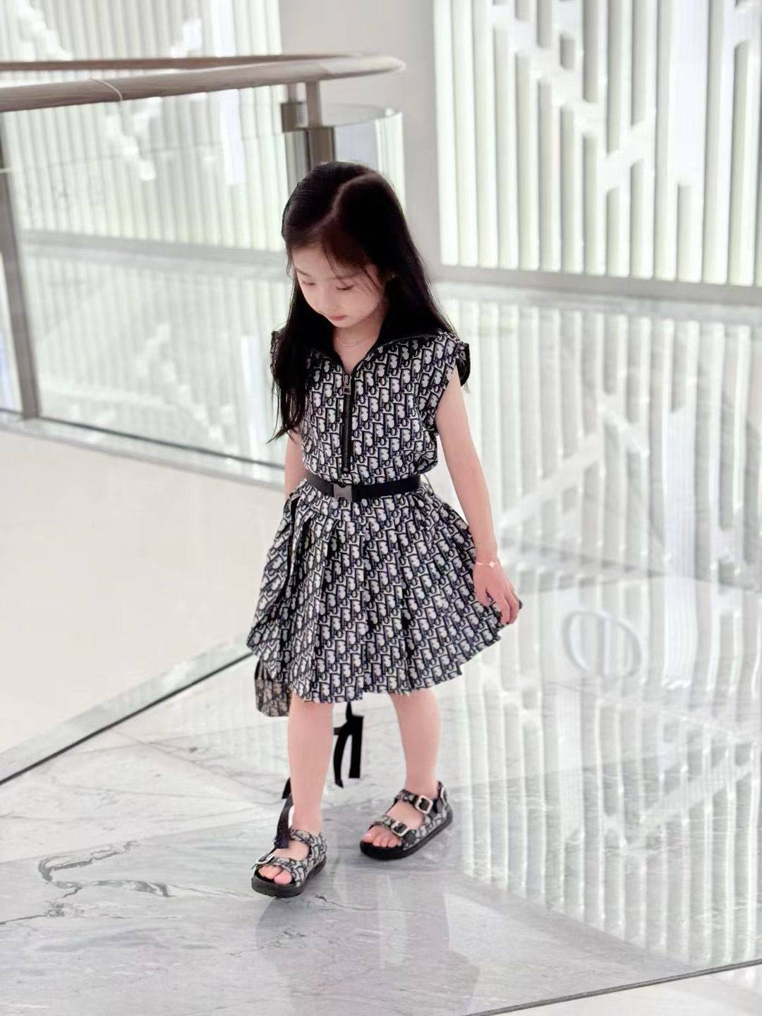 Dior
 Super master quality 😍
Size:. 2/12years old 
260 dhs👑

Zain261
♥️♥️♥️