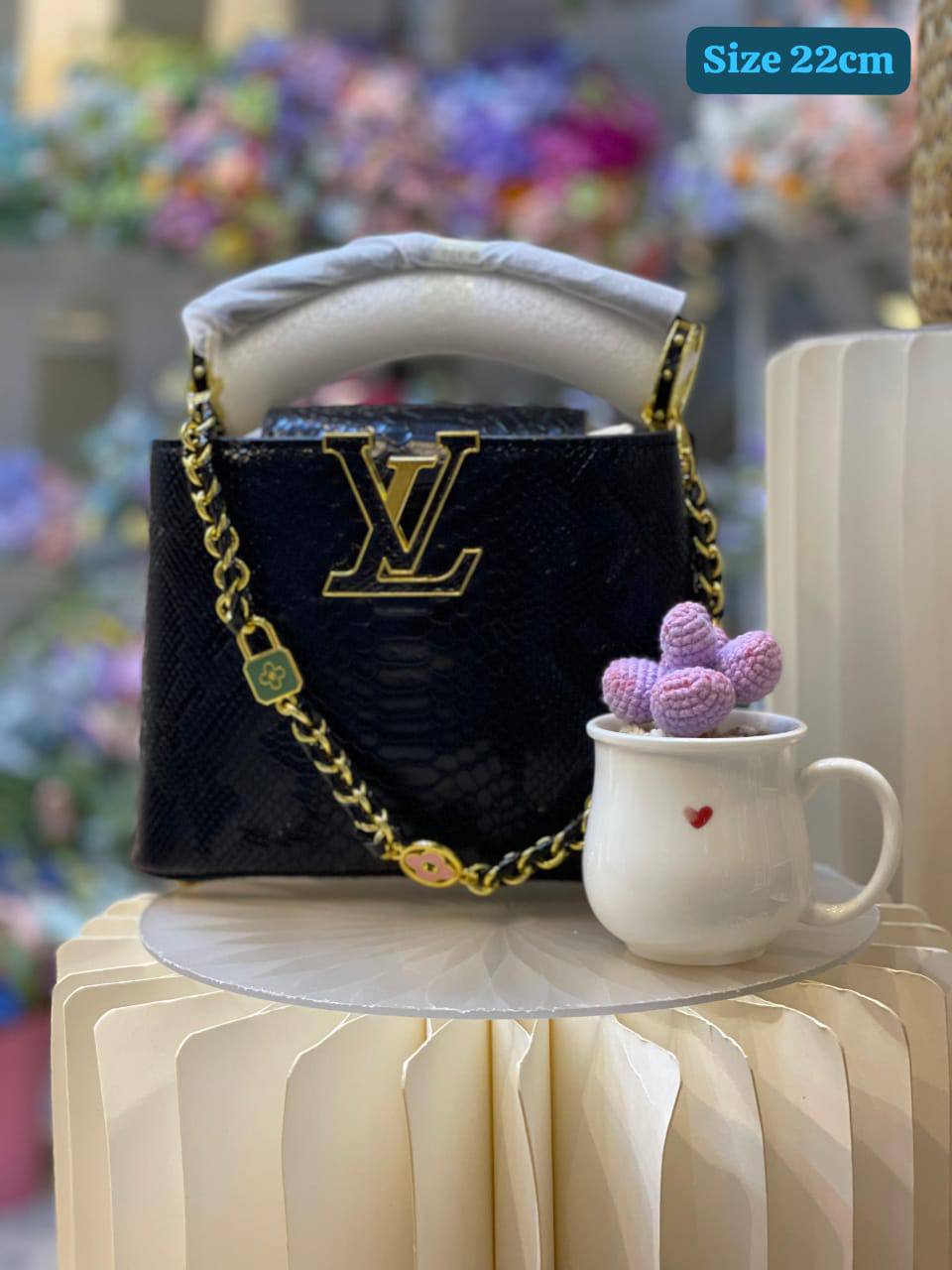 LV
Good quality 
with box 
🎁🎁🎁

130 dhs🪙💕

Zain186
♥️♥️♥️