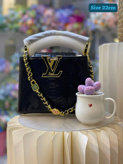 LV
Good quality 
with box 
🎁🎁🎁

130 dhs🪙💕

Zain186
♥️♥️♥️