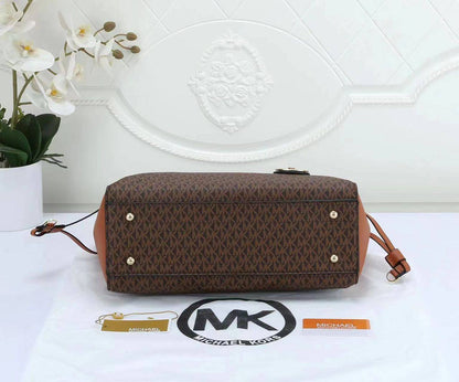 MK
95 dhs🪙🌨️

SIZE：40×25×14cm
Good quality 

with box
🎁🎁🎁

Zain35
♥️♥️♥️