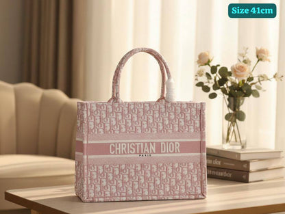 Dior

Good quality 

with box 
115 dhs🇦🇪

Zain186
♥️♥️♥️