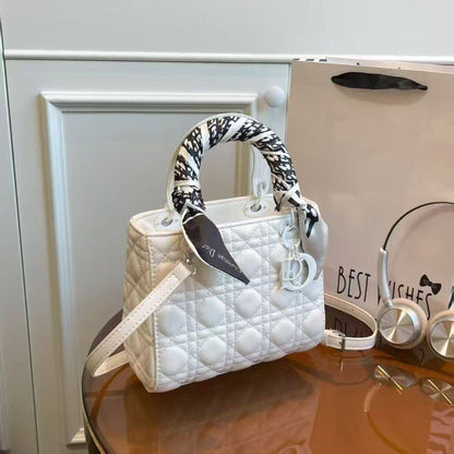Dior

22cm 

with box 
🎁🎁🎁

90 dhs💓

Zain219
♥️♥️♥️