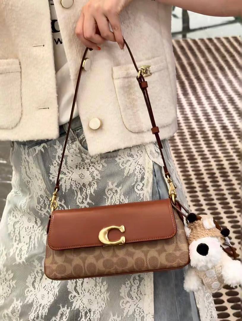 Coach

90 dhs✅

high quality 

With box   
🎁🎁🎁

20cm

Zain26
♥️♥️♥️