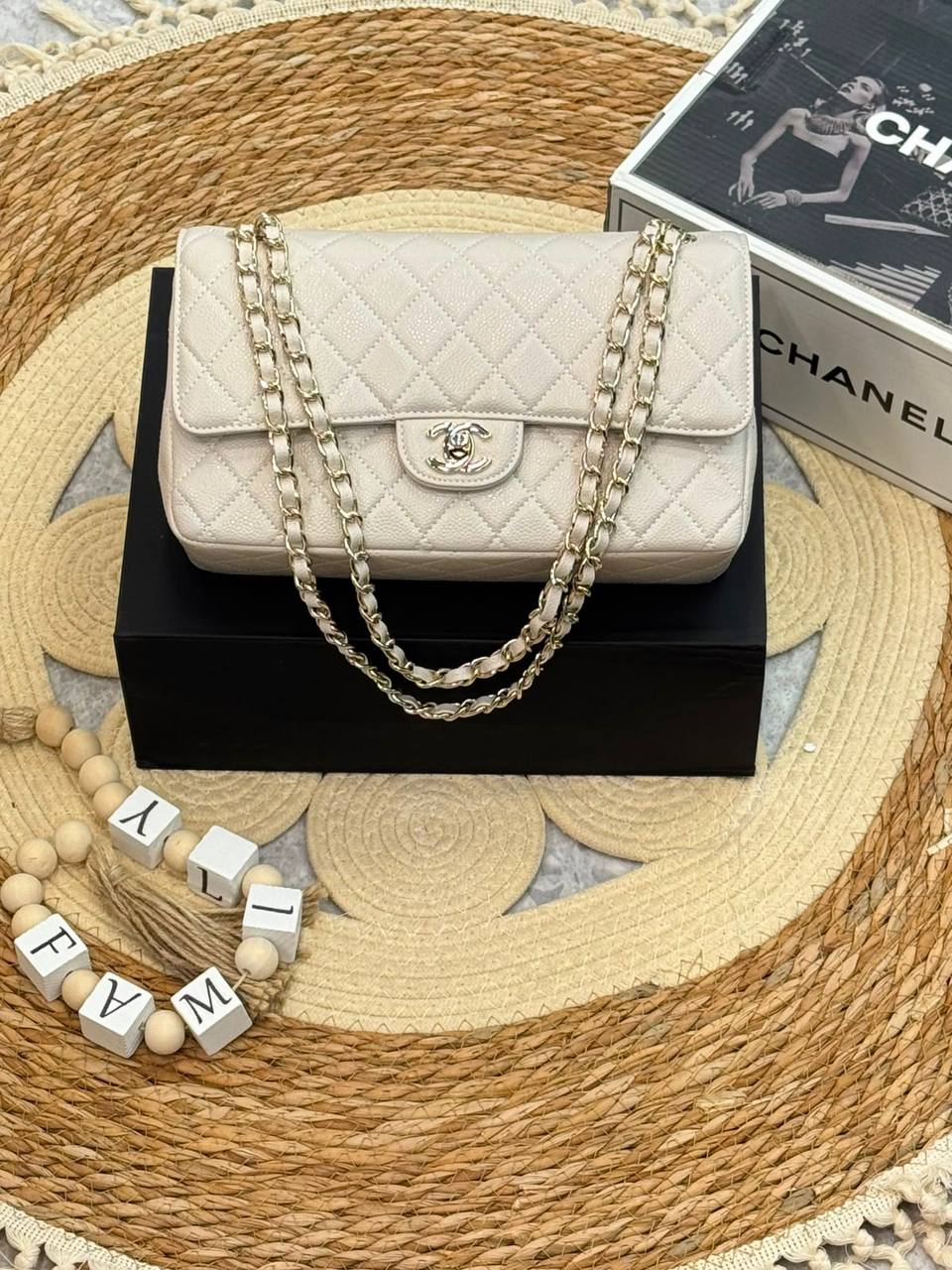 Chanel 
Master ❣️❣️
25Cm With Box 💼
Caviar Silver&Gold Hardware 
250 dhs🇦🇪🇦🇪

Zain131
♥️♥️♥️