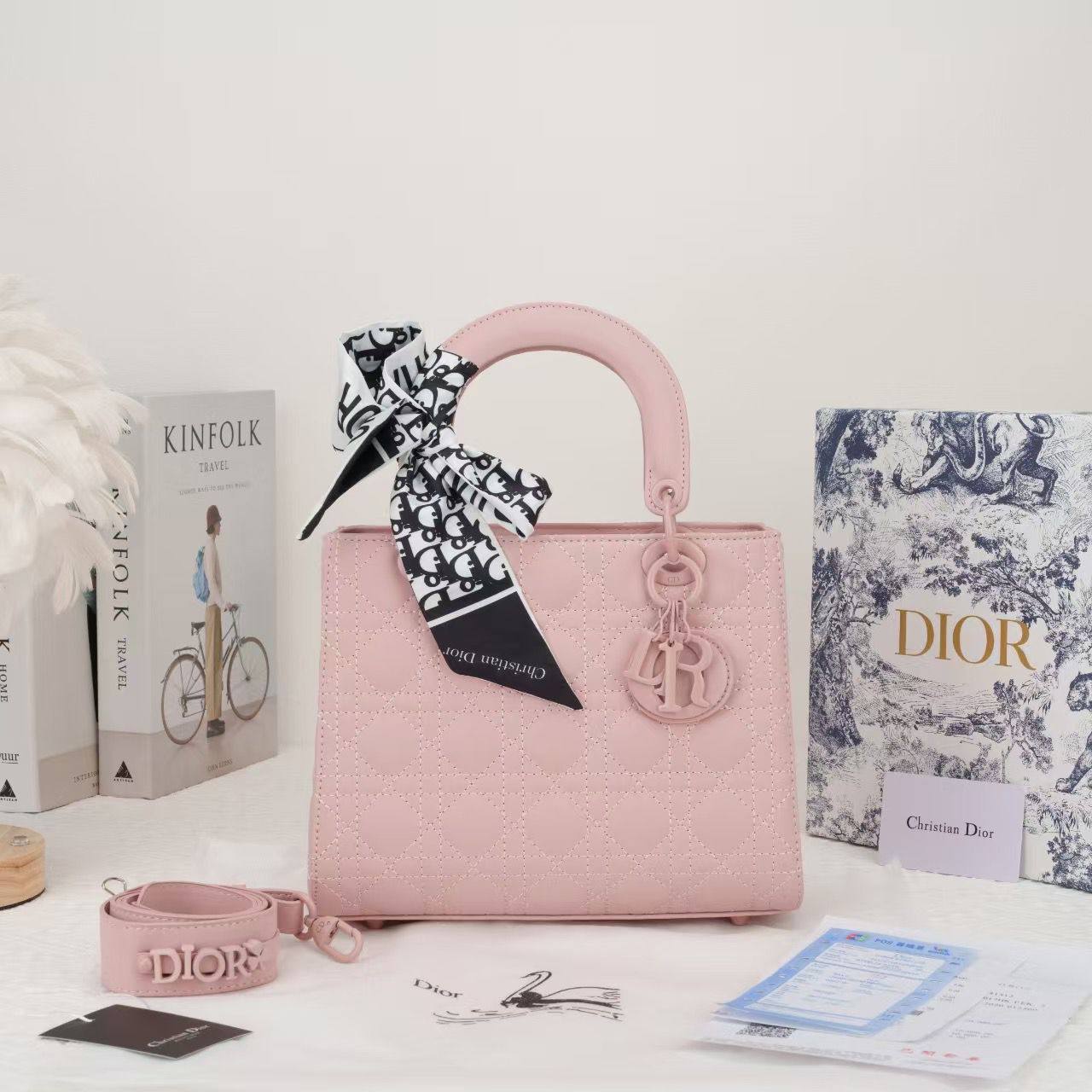 Dior
100 dhs🪙💕
size：24cm
Good quality 
with box
🎁🎁🎁

Zain35
♥️♥️♥️