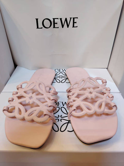 Loewe 
Size 36 to 41
Full boxed🎁

70 dhs🪙

Zain120
♥️♥️♥️