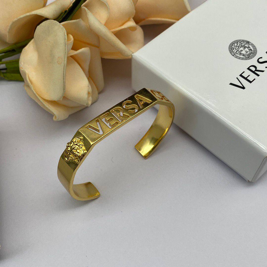 Versace Bangle Master 
60 dhs🪙💕 
With Box And Paper Bag
🎁🎁🎁

Zain89
♥️♥️♥️