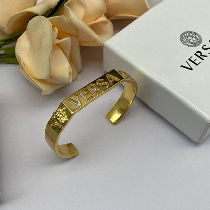 Versace Bangle Master 
60 dhs🪙💕 
With Box And Paper Bag
🎁🎁🎁

Zain89
♥️♥️♥️