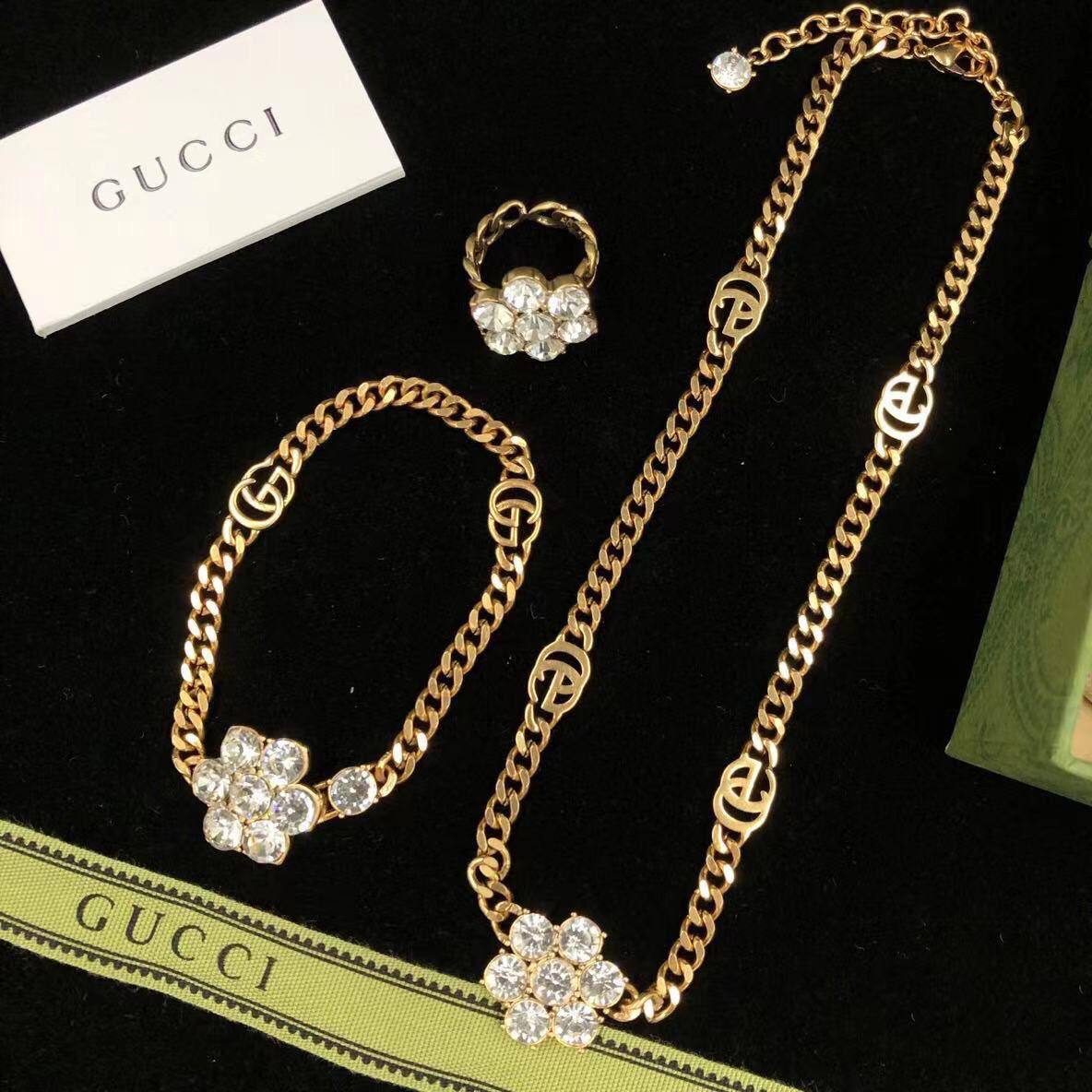 GUCCI SET 
MASTER💫✨
150 DHS✅
WITH SMALL BOX AND PAPER BAG🛍️🎁
Limited Stock🌟

Zain89
♥️♥️♥️