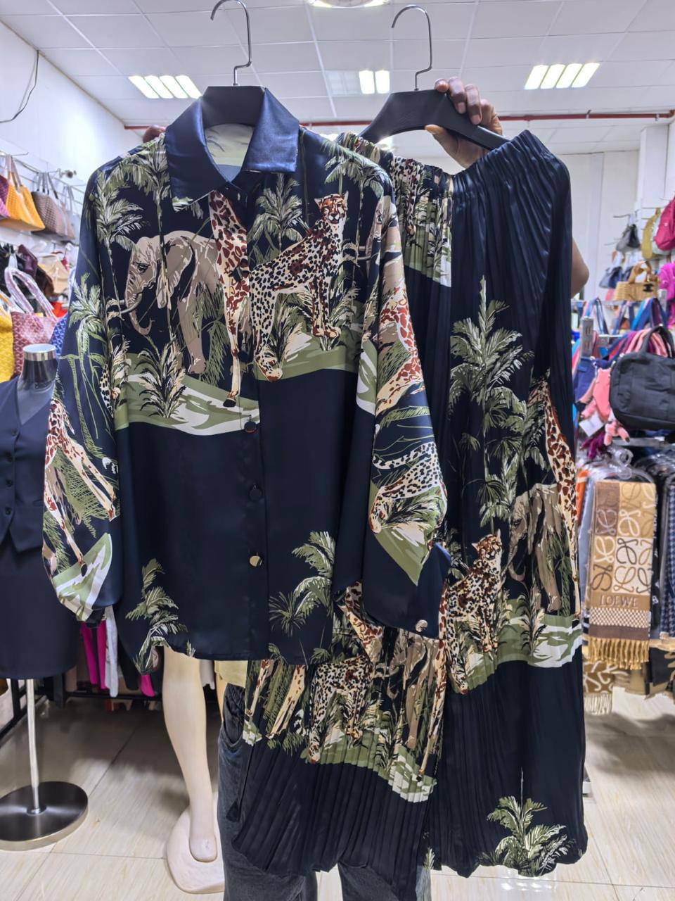 Silk set
Good quality 
Free size 
130 dhs🇦🇪🇦🇪

Zain295
♥️♥️♥️