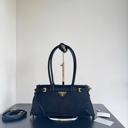 Prada 
          32Cm
260 dhs🪙🌨️

Zain131
♥️♥️♥️